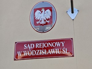na zdjęciu widać godło i tablicę z nazwą Sąd Rejonowy w Wodzisławiu Śląskim