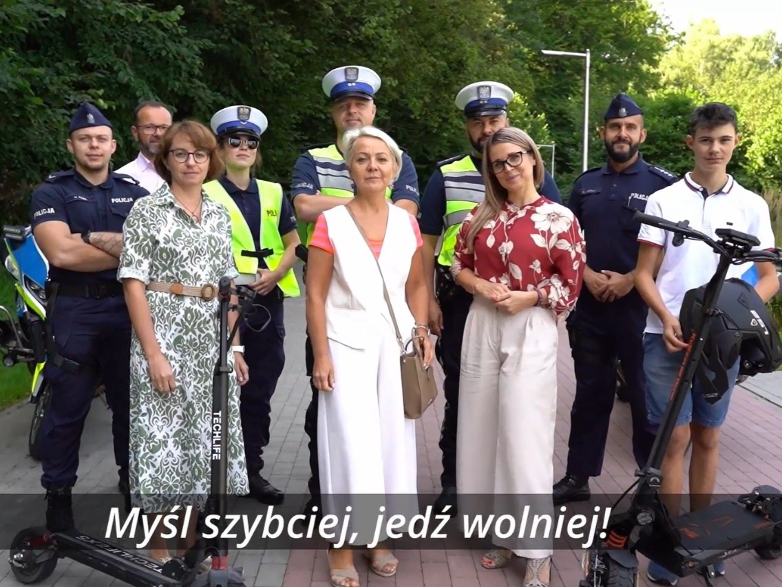 "Myśl szybciej, jedź wolniej" Wodzisławscy policjanci i UM w Radlinie o bezpieczeństwie na hulajnodze elektrycznej