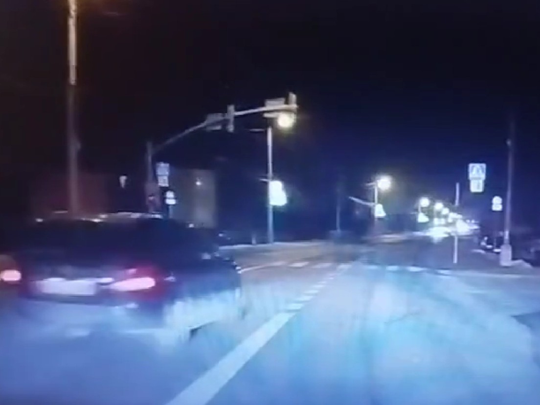 Skrajnie niebezpieczne zachowanie młodego kierowcy zarejestrowane kamerką samochodową