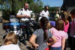 Policjanci zabrzańskiej drgówki podczas spotkania z dziećmi