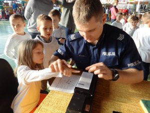 Policjanci zabrzańskiej komendy podczas imprezy mikołajkowej zorganizowanej w hali MOSiR