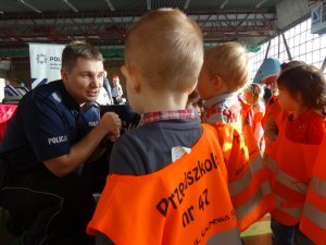 Policjanci zabrzańskiej komendy podczas imprezy mikołajkowej zorganizowanej w hali MOSiR