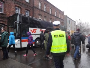 Policjanci zabrzańskiej drogówki podczas kontroli autokaru wyjeżdżającego z dziećmi na zimowisko