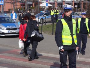 Działania zabrzańskiej drogówki z Kabaretem Młodych Panów w ramach kampanii społecznej &quot;Bądź uprzejmy&quot;