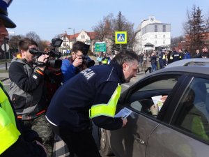 Działania zabrzańskiej drogówki z Kabaretem Młodych Panów w ramach kampanii społecznej &quot;Bądź uprzejmy&quot;