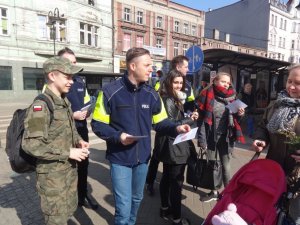 Działania zabrzańskiej drogówki z Kabaretem Młodych Panów w ramach kampanii społecznej &quot;Bądź uprzejmy&quot;