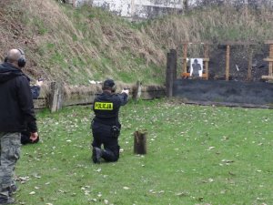 Policjanci z zabrzańskiej komendy podczas treningu strzeleckiego