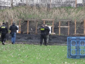 Policjanci z zabrzańskiej komendy podczas treningu strzeleckiego