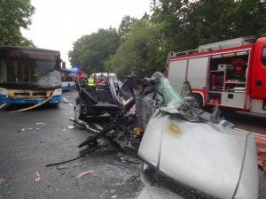 Policjanci zabrzańskiej drogówki podczas zabezpieczania miejsca zdarzenia na DK 88