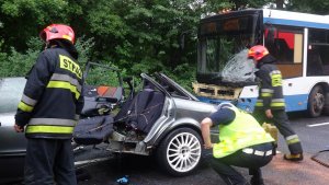 Policjanci zabrzańskiej drogówki podczas zabezpieczania miejsca zdarzenia na DK 88