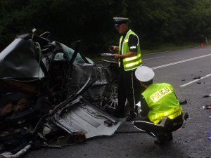 Policjanci zabrzańskiej drogówki podczas zabezpieczania miejsca zdarzenia na DK 88