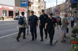 Zabrzańscy policjanci wspólnie z adeptami Szkoły Policji w Katowicach podczas patrolowania miasta