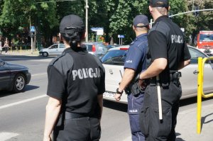 Zabrzańscy policjanci wspólnie z adeptami Szkoły Policji w Katowicach podczas patrolowania miasta