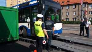 Zabrzańska drogówka i funkcjonariusze WITD w Katowicach podczas kontroli autobusów komunikacji miejskiej