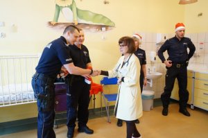 Zabrzańscy policjanci na oddziale ogólnopediatrycznym Szpitala Klinicznego nr 1 w Zabrzu podczas mikołajkowego spotkania
