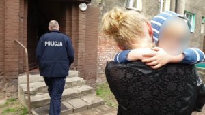 Zabrzańscy policjanci podczas przekazania dziecka matce