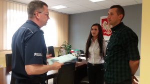 Komendant Miejski Policji w Zabrzu mł.insp. Marek Nowakowski podczas spotkania z Panią Katarzyną Bielawską i Panem Michałem Przydacz