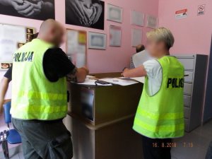 Zabrzańscy policjanci podczas zatrzymania lekarza ginekologa podejrzanego o zgwałcenie i poddanie się innej czynności seksualnej 4 pacjentki