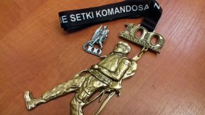 Medal, odznaka i dyplom dla mł.asp. Andrzej Spiechowicz za ukończenie Setki Komandosa - biegu przełajowego na dystansie 100 km