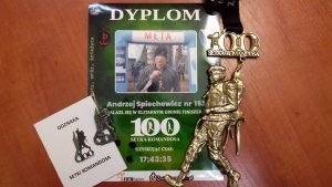 Medal, odznaka i dyplom dla mł.asp. Andrzej Spiechowicz za ukończenie Setki Komandosa - biegu przełajowego na dystansie 100 km