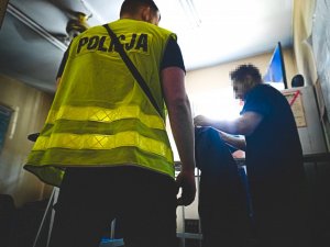 zdjęcie kolorowe: policjanci z zatrzymanym