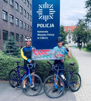 zdjęcie kolorowe:  Aspirant Sztabowy Jordan Kowalczyk i Młodszy Aspirant Piotr Dębicki na  początku  trasy z Zabrza do Gdańska przy znaku KMP Zabrze.