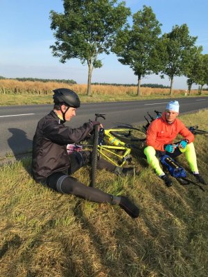zdjęcie kolorowe:  Aspirant Sztabowy Jordan Kowalczyk i Młodszy Aspirant Piotr Dębicki w trakcie trasy z Zabrza do Gdańska na rowerach