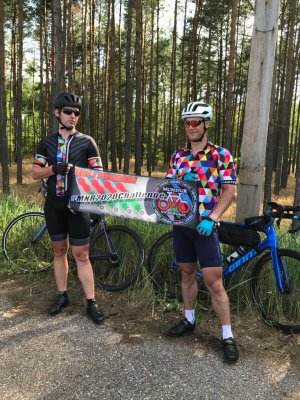 zdjęcie kolorowe:  Aspirant Sztabowy Jordan Kowalczyk i Młodszy Aspirant Piotr Dębicki w trakcie trasy z Zabrza do Gdańska na rowerach