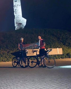 zdjęcie kolorowe:  Aspirant Sztabowy Jordan Kowalczyk i Młodszy Aspirant Piotr Dębicki w na końcu trasy z Zabrza do Gdańska, przy pomniku Westerplatte.