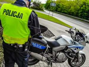 Policjant przy policyjnym motocyklu podczas kontroli drogowej