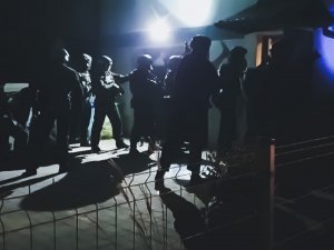 Policjanci z Wydziału Kryminalnego Komendy Miejskiej Policji w Zabrzu wspólnie z Policjantami Samodzielnego Pododdziału Kontrterrorystycznego Policji wchodzą do budynku, gdzie  będą zatrzymywać osobę.