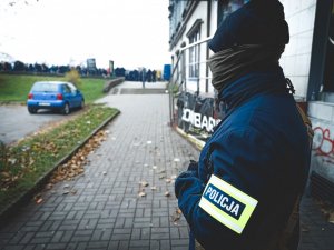 Policjant kryminalny podczas zabezpieczenia meczu Górnika Zabrze z Legią Warszawa