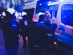 Policjanci z zatrzymaną osobą podczas Zabezpieczenia meczu Górnika Zabrze z Legią Warszawa