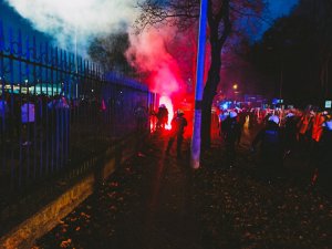 Raca rzucona w  policjantów podczas zabezpieczenia meczu Górnika Zabrze z Legią Warszawa