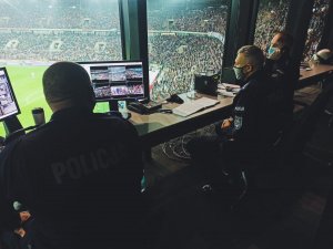 Policjanci na stanowisku dowodzenia podczas zabezpieczenia meczu Górnika Zabrze z Legią Warszawa