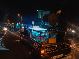 Pojazd policyjny z reflektorem podczas Zabezpieczenia meczu Górnika Zabrze z Legią Warszawa