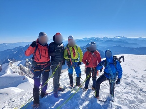 Zdjęcia kolorowe: Zabrzański policjant w trakcie górskiej wyprawy na szczyt &quot;Mont Blanc&quot;. Zdjęcia przedstawiają również górskie pejzaże.