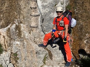 Zdjęcia kolorowe: zabrzański policjant aspirant sztabowy Michał Puchała, w trakcie górskiej wspinaczki na najwyższy szczyt Niemiec - Zugspitze. Na zdjęciach widać górskie pejzaże oraz Michała Puchałę podczas wspinaczki.