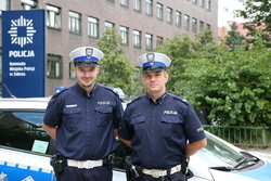 Zdjęcie kolorowe: Umundurowani zabrzańscy policjanci: starszy sierżant Michał Dajos oraz starszy sierżant Przemysław Pszeniczny.