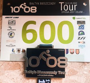 Medal oraz karta startowa ultramaraton kolarskiego Bałtyk - Bieszczady Tour 1008