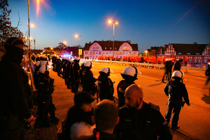 Policjanci podczas  zabezpieczenia przemarszu kibiców Widzewa Łódź na mecz