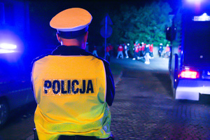 Policjanci podczas  zabezpieczenia przemarszu kibiców Widzewa Łódź na mecz