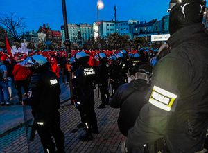 Policjanci podczas  zabezpieczenia przemarszu kibiców Widzewa Łódź na mecz