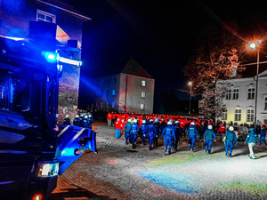 Policjanci podczas  zabezpieczenia przemarszu kibiców Widzewa Łódź na mecz