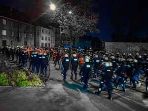 Policjanci podczas  zabezpieczenia przemarszu kibiców Widzewa Łódź na mecz