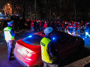 Policjanci podczas  zabezpieczenia przemarszu kibiców Widzewa Łódź na mecz