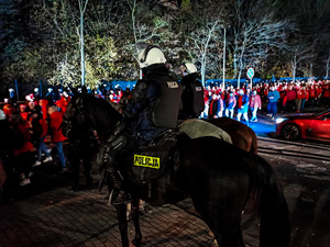 Policjanci podczas  zabezpieczenia przemarszu kibiców Widzewa Łódź na mecz