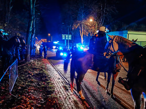 Policjanci podczas  zabezpieczenia przemarszu kibiców Widzewa Łódź na mecz