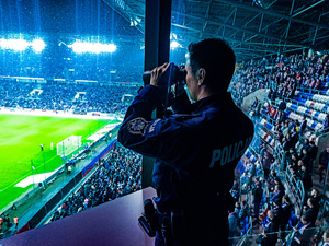 policjant na  stanowisku dowodzenia na stadionie Górnika Zabrze