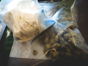Na zdjęciu zabezpieczone narkotyki w foliowych workach marihuana i amfetamina.